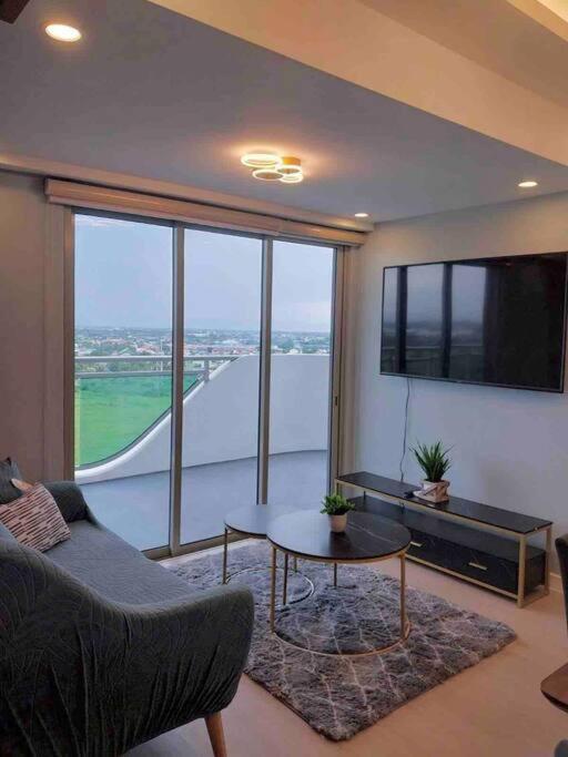 1Bedroom Unit At Azure North With Netflix Up To 6Pax San Fernando  Exterior foto